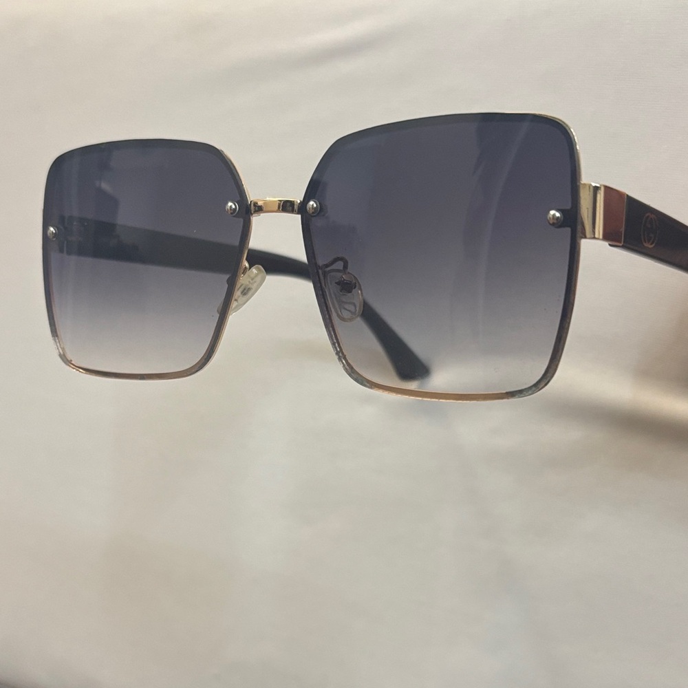 Elegant Gold and Black Sunglasses